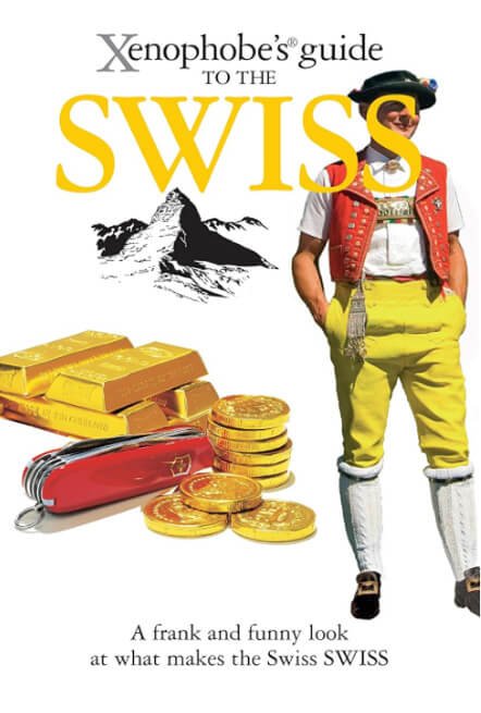 Portada del libro "Xenophobe's Guide to the Swiss," mostrando a un hombre en traje tradicional suizo junto a lingotes de oro, monedas y una navaja suiza, con el monte Cervino en el fondo.