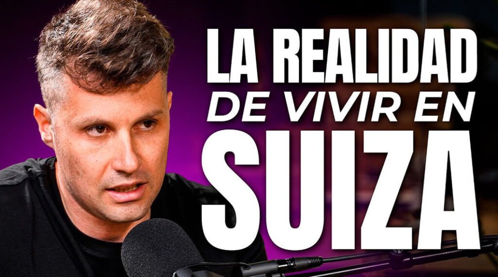 Persona hablando al micrófono sobre la realidad de vivir en Suiza, con el título "La Realidad de Vivir en Suiza" en letras grandes y blancas sobre un fondo morado.